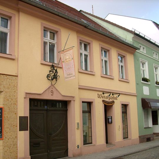 Wohnhaus in geschlossener Bebauung, mit Laden Kirchstraße 9