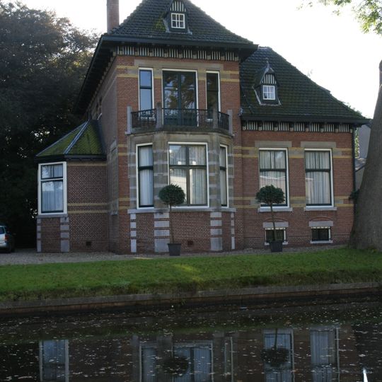 Villa in overgangsstijl met hek