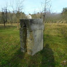 Plastika v sadu v areálu Astronomického ústavu v Ondřejově