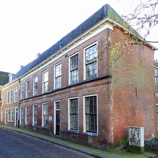 Eenvoudig pand van zeven traveeën onder dwars zadeldak