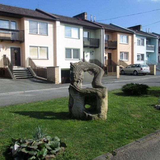 Plastika u bytových domů v Nečtinách