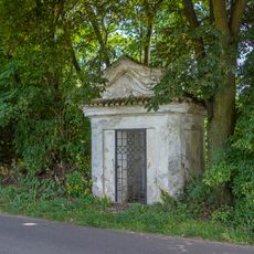 Kaplička východně od Pozova