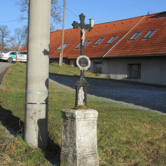 Kříž za obecním úřadem ve Vokově