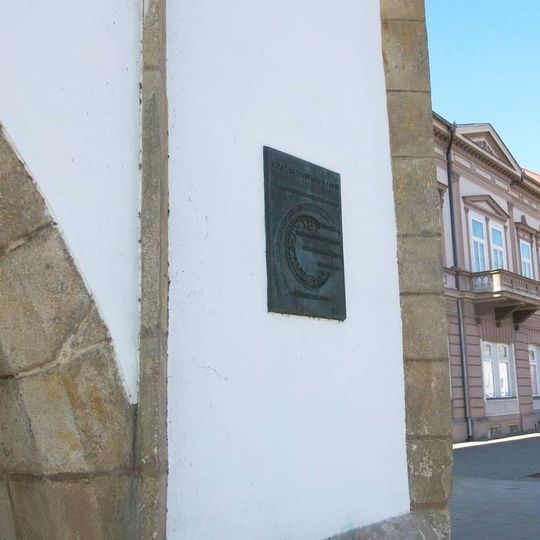 Pamětní deska Mikuláše z Kadaně na zdi radniční věže v Kadani