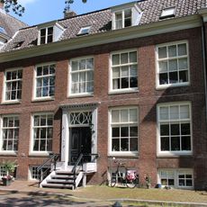 Pand met terugspringende sobere lijstgevel, tegenhanger van nr 31-31a