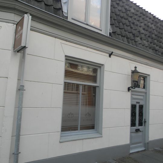 Winkel-woonhuis, pand met afgeknotte houten lijstgevel