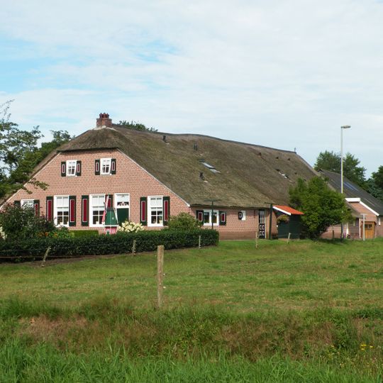 In hoofdvorm gaaf bewaarde boerderij van het Staphorstse type