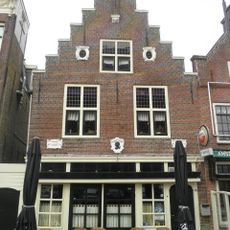 Pand met lijstgevel voorzien van consoles en een driehoekig fronton als bekroning