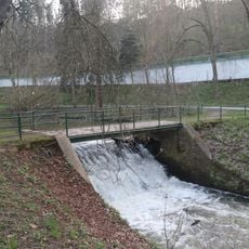 Most přes Stařečský potok nad výpustí Máchova jezírka