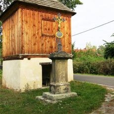 Kříž u zvonice v Levínských Petrovicích