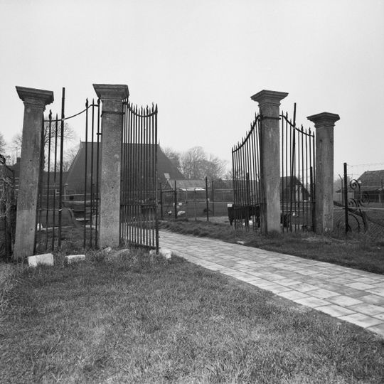 Langebuorren 1, Hallum