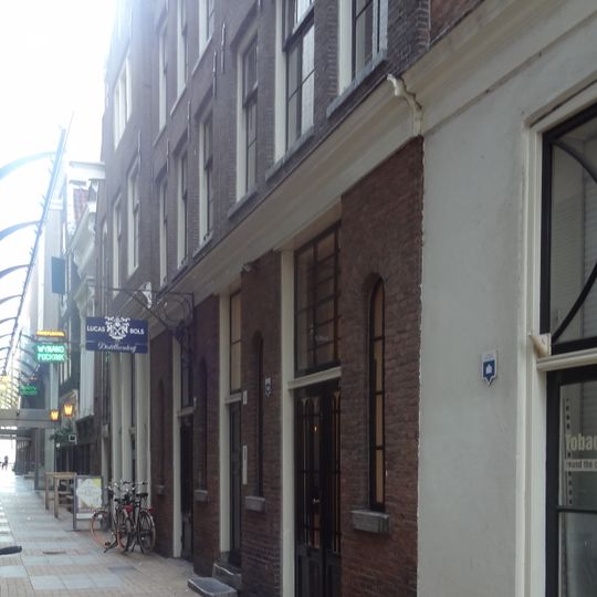 Pand met klokgevel onder rollagen en houten afdeklijst (begin