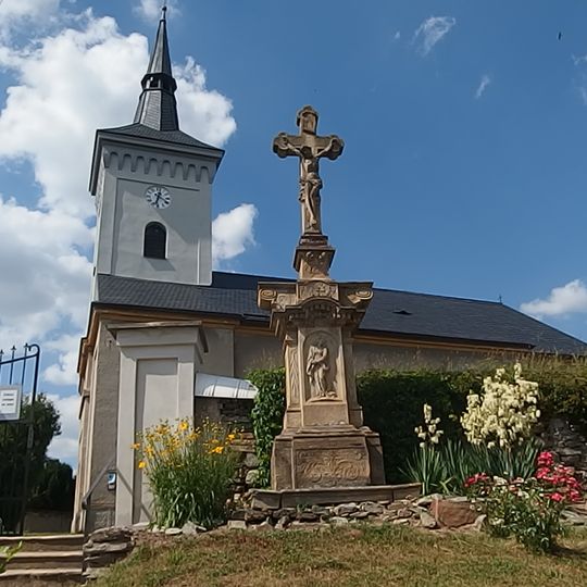 Kříž v Polici před kostelem