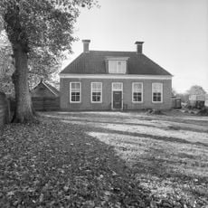 Boerderij met zijbaander en dwars geplaatst woondeel