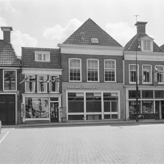 Pand met verdieping onder voor afgeschuind zadeldak met topschoorsteen waarop bord