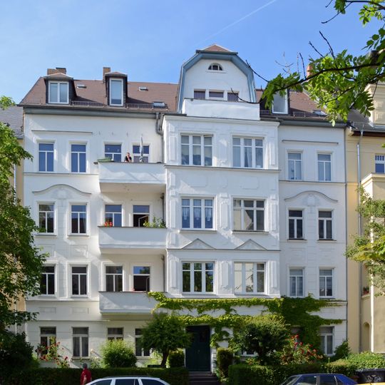 Mietshaus in geschlossener Bebauung mit Vorgarten Henriettenstraße 44