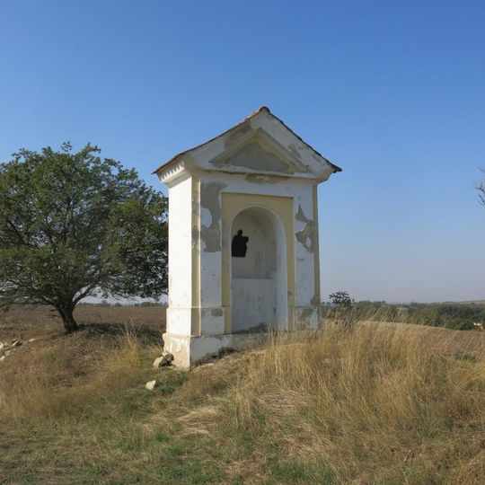 Výklenková kaple u polní cesty jihozápadně od Malnic