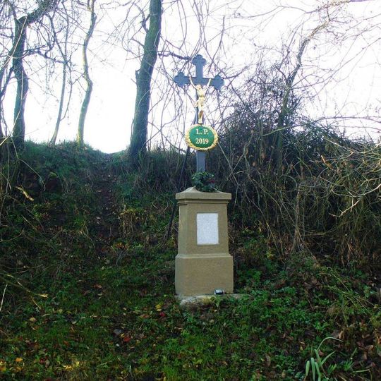 Kříž v úvozu severně od Nebužel