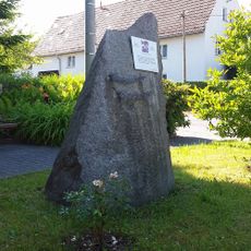 Geschwister-Scholl-Gedenkstein auf Grünfläche mit steinerner Einfassung Großerkmannsdorfer Straße (in Höhe der Geschwister-Scholl-Straße)