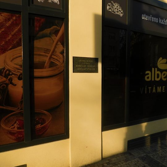 Pamětní deska Bohumila Seluckého a Ladislava Ptáčka na domě Čs. armády 826/32 v Bubenči