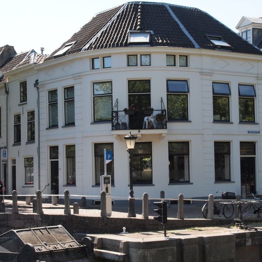 Pand met gebogen voorgevel uit de eerste helft van de 19e eeuw, bestaande uit twee bouwlagen met mansardekap