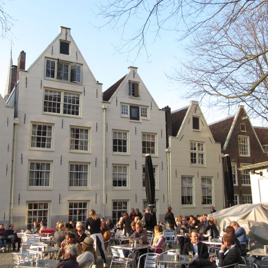 Pand met forse ingezwenkte halsgevel met gelobde afdekking waarin het jaartal