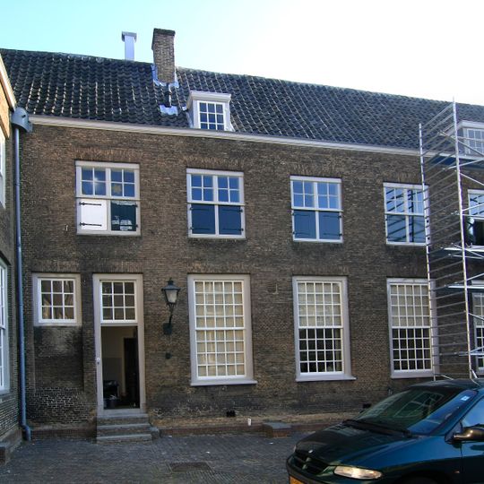 Bebouwing aan de west- en noordzijde van de Hof, waaronder de Statenzaal. Panden achter gevels met zadeldaken