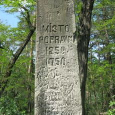 Pomník středověkého popraviště v lese Šibeník východně od Budyně