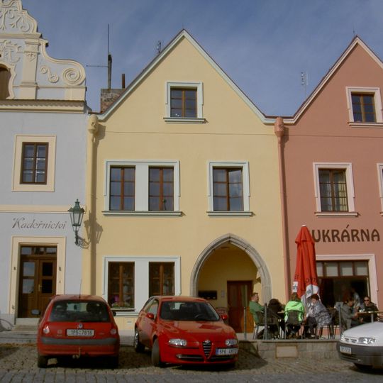 Dům čp. 7 a klasicistní dvorní objekt