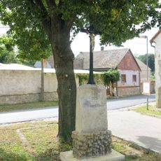 Kříž na rozcestí ke kostelu v Kostelci nad Ohří