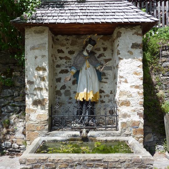 Dorfbrunnen mit hl. Johannes Nepomuk-Statue