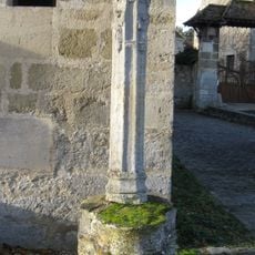 Croix près de l'église