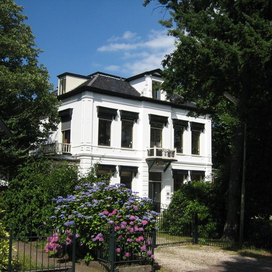 Villa in eclectische trant met neo-classicistische detaillering en bijbehorende erfafscheiding