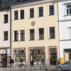 Dreigeschossiges Bürgerhaus mit Steildach, darin drei stehende Dachgauben Markt 2