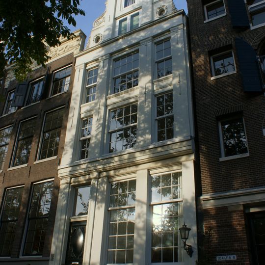 Pand met gepleisterde pilaster-halsgevel met tussentrappen en oeils-de-boeuf