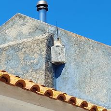 Casa com Relógio de Sol em Cela