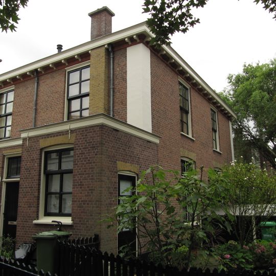 Blok van vier rug-aan-rug gebouwde woningen op vierkante plattegrond, bestaande uit begane grond en verdieping onder een plat dak