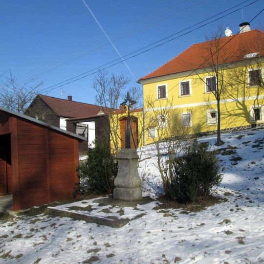 Pamětní kříž v Borovanech na návsi