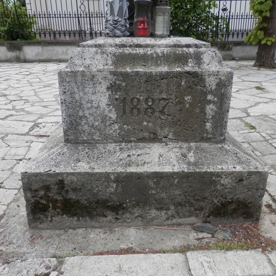 Kríž pri kostole, podstavec