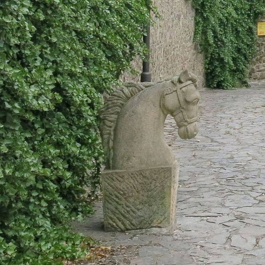 Socha Šachová figurka na parkánu u Muzea válečnictví v Kadani