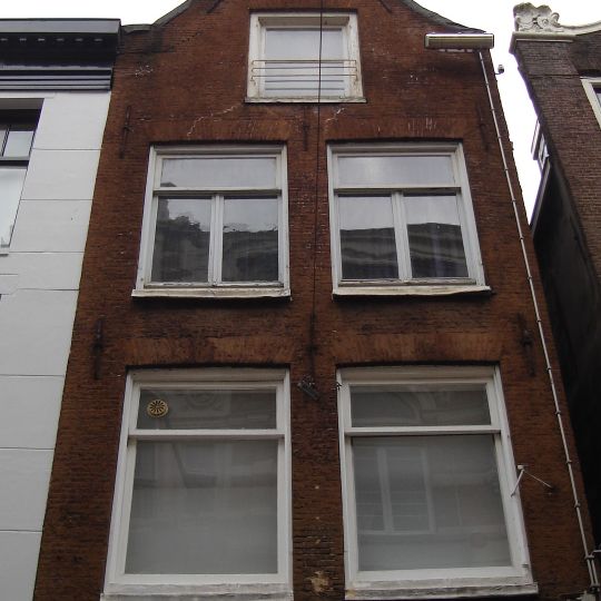 Pand met gevel onder rollagentop