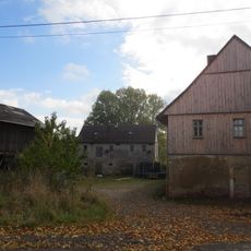 Dreiseithof mit Wohnhaus, Seitengebäude und Scheune Lichtenauer Straße 42