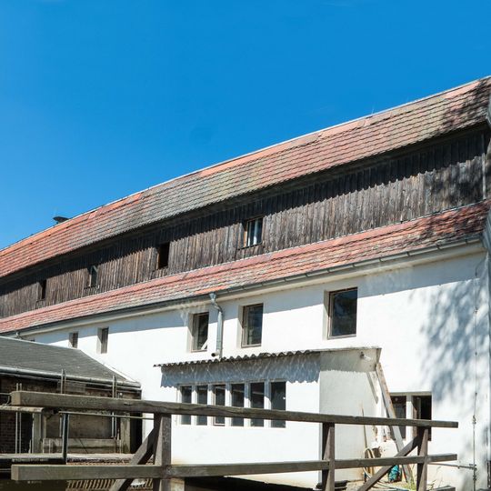 Mühlengebäude und gegenüber liegendes Wohnhaus Mühlweg 2; 4