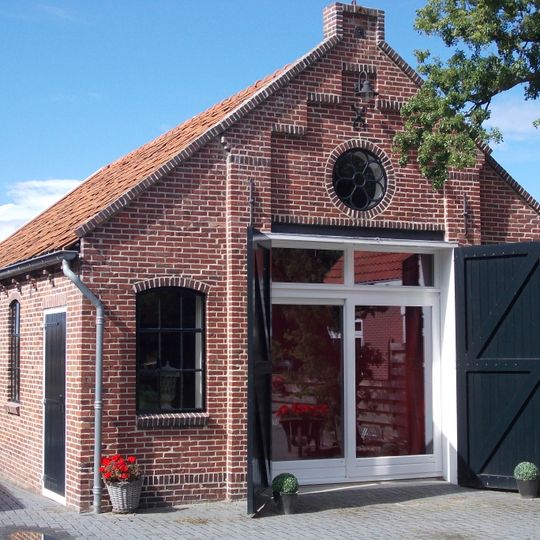 Garage in ambachtelijk-traditionele stijl