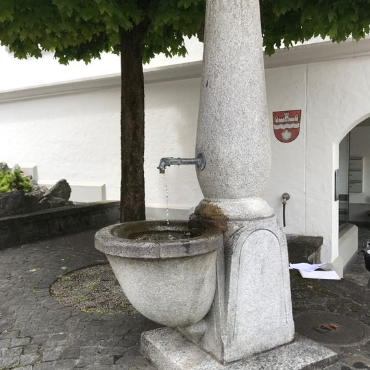 Brunnen Dorfplatz 4