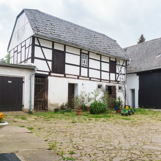Zwei Seitengebäude, Scheune und Hofpflasterung eines Vierseithofes Zollwitzer Straße 16