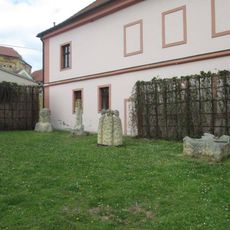 Sochy v Nečtinách u hostince