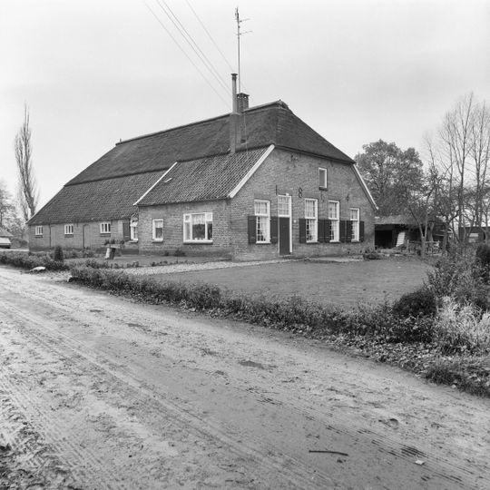 Boerderij met riet en pannen bedekt wolfdak