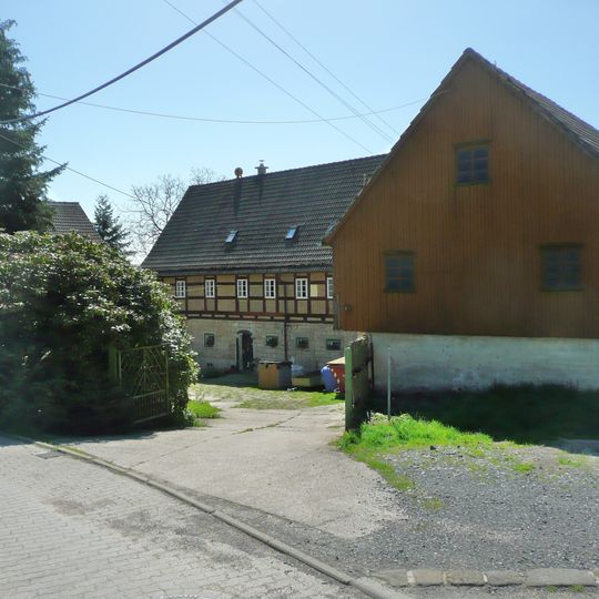Dreiseithof mit Wohnstallhaus, Seitengebäude und Scheune Mittelweg 18