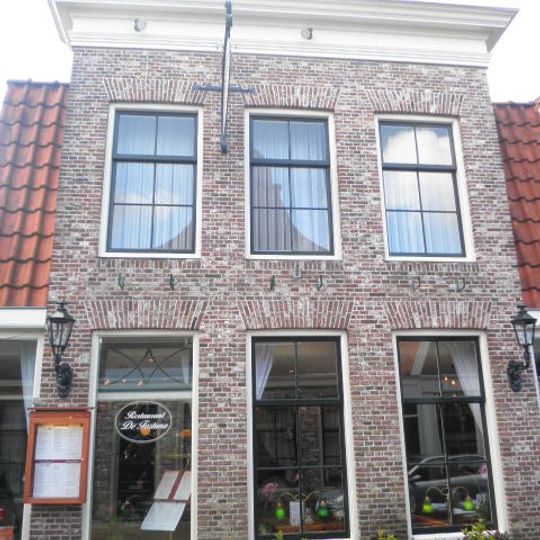 Huis met verdieping en lijstgevel